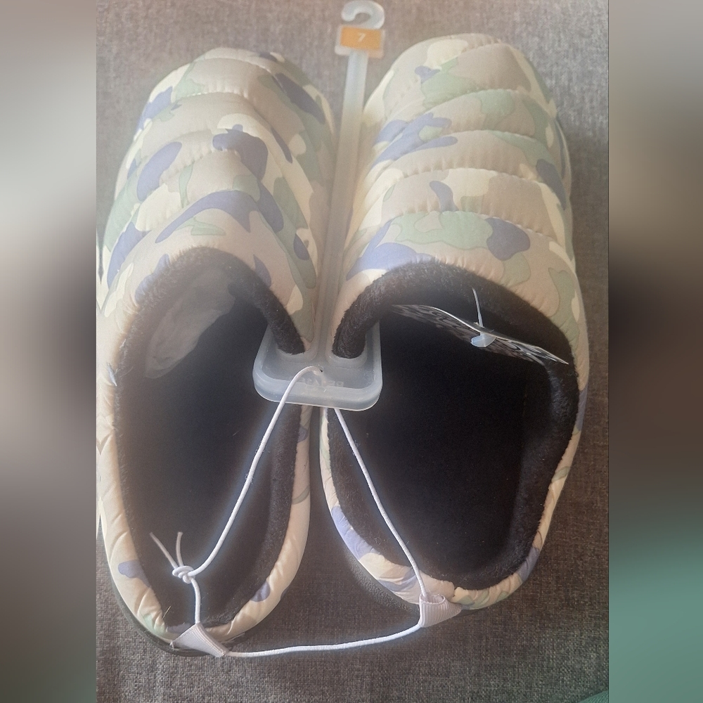 NWT Cocoon Slippers Size M (womens)